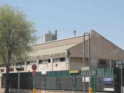 Uno dei capannoni industriali in stato di avanzato degrado